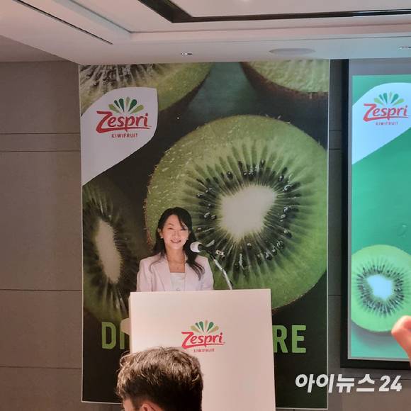 콕휘 응 제스프리 인터내셔널 마케팅 제너럴 매니저가 28일 서울 송파구 소피텔 앰버서더 서울에서 열린 기자간담회에서 '영양소 밀도'를 중심으로 한 중장기 전략을 소개하고 있다. [사진=전다윗 기자]