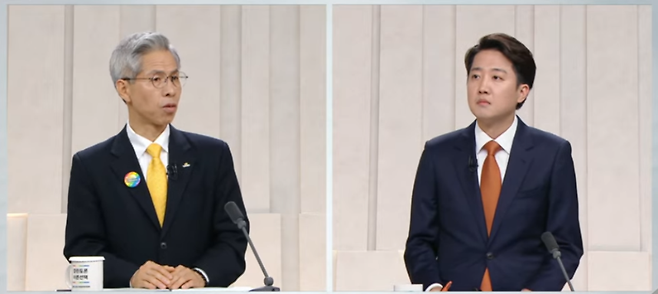 이준석(오른쪽) 개혁신당 대선 후보가 어제(27일) TV토론회에서 권영국 민주노동당 대선 후보에게 질의하는 모습
