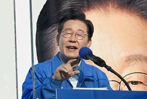 이재명 더불어민주당 대선 후보가 26일 오후 경기도 남양주시 평내호평역에서 열린 유세에 참석해 연설을 하고 있다. 김성룡 기자.