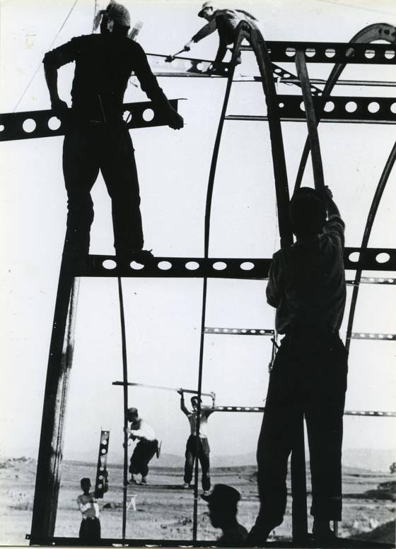 전후 철골 공사장에서 거리의 숨결을 읽은 이형록의 '구성'(1956). 제1회 신선회 전시에 출품됐다. 사진 서울시립미술관