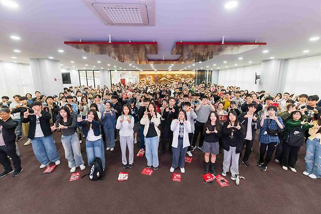 지난 24일 'Discover the U' 행사에 참석한 중·고등학생과 학부모 400여 명이 유타대 아시아캠퍼스에서 기념촬영을 하고 있다