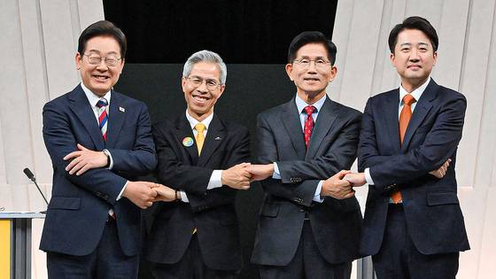 이재명 더불어민주당 대통령 후보(왼쪽부터), 권영국 민주노동당 대통령 후보, 김문수 국민의힘 대통령 후보, 이준석 개혁신당 대통령 후보가 27일 서울 마포구 상암동 MBC 스튜디오에서 진행된 정치 분야 TV토론회에 참석해 포즈를 취하고 있다. 국회사진기자단