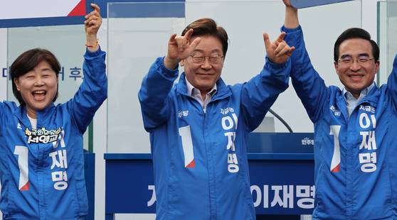 더불어민주당 이재명 대선후보가 28일 서울 광진구 능동로 어린이대공원 정문 앞에서 열린 서울 광진구?중랑구 집중유세에서 지지를 호소하고 있다.김성룡 기자