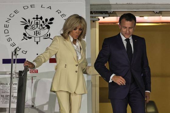 27일(현지시간) 인도네시아 자카르타에 도착해 전용기에서 내려오는 에마뉘엘 마크롱 프랑스 대통령 부부. AFP=연합뉴스