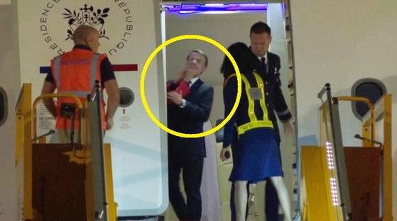 마크롱 대통령이 지난 25일(현지시간) 베트남 하노이에 도착해 비행기에서 내리기 직전 브리지트 여사에게 얼굴을 맞는 장면. AP=연합뉴스