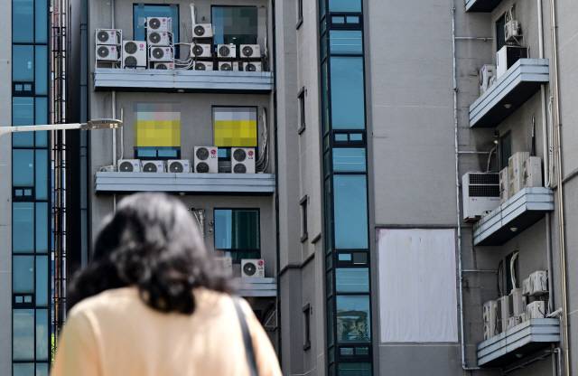 ▲ 강원 춘천시 상가에 에어컨 실외기가 가득 설치돼 있다. [강원도민일보 자료사진]