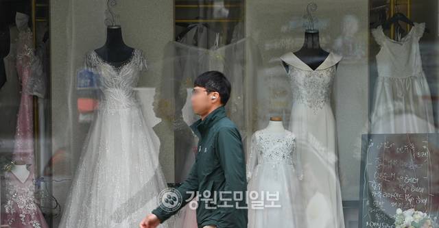 ▲ 강원 춘천 효자동 한 웨딩업체에 드레스가 전시돼 있다. [강원도민일보 자료사진]