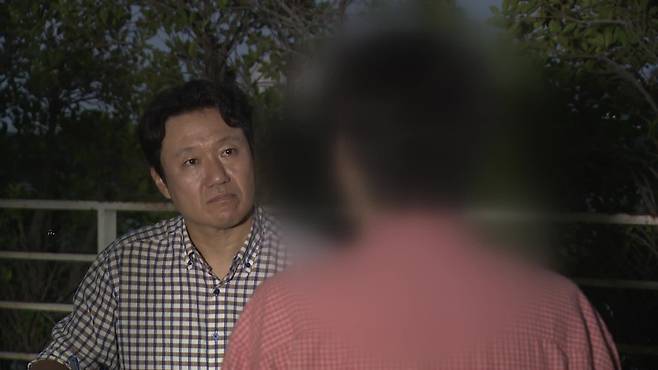 미얀마 미야와디의 중국계 사기 조직에 동원됐다가 풀려난 박모 씨. 한국 귀국 전 태국 방콕의 KBS방콕지국에서 특파원과 인터뷰를 하고 있다.