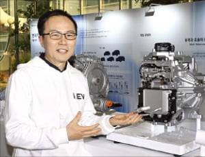 한동희 현대자동차그룹 전동화개발담당 부사장이 새 하이브리드 시스템 구동 원리를 소개하고 있다.  현대차 제공