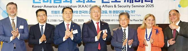 최중경 한미협회 회장(왼쪽 네 번째)이 27일 서울 태평로 더플라자호텔에서 열린 한미협회 주최 외교·안보 세미나에서 참석자들과 박수를 치고 있다. 왼쪽부터 스텐 슈베데 주한 에스토니아대사, 안종혁 수출입은행 수석부행장, 김건 국민의힘 의원, 최 회장, 조셉 윤 주한 미국대사대리, 마리아 카스티요 페르난데스 주한 유럽연합(EU)대사, 제임스 카라파노 헤리티지재단 선임고문.  최혁 기자