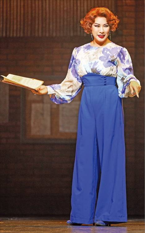 2020년 ‘브로드웨이 42번가’에서 도로시 브록 역을 연기하는 정영주.