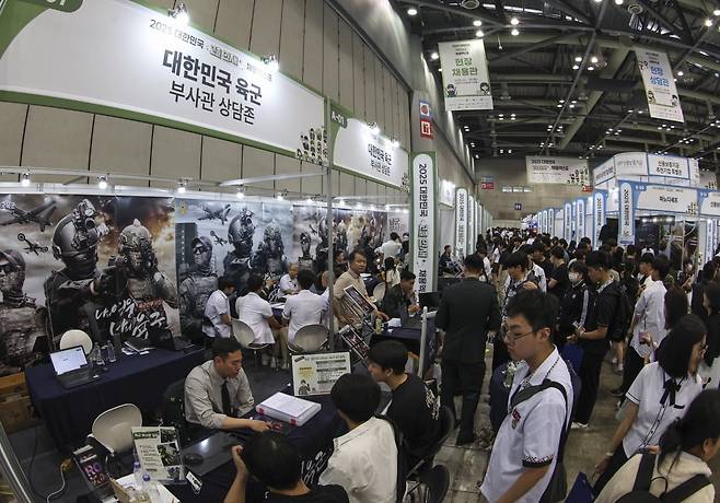 28일 경기 고양시 킨텍스에서 열린 2025 대한민국 고졸 인재 채용 엑스포 육군 부사관 부스에서 학생들이 상담을 받고 있다.