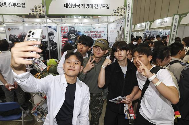 MC그리(김동현)가 28일 경기 고양시 킨텍스에서 열린 2025 대한민국 고졸 인재 채용엑스포 해병대 부스 앞에서 학생들과 사진을 찍고 있다.