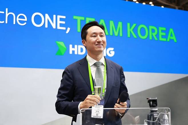 HD현대 정기선 수석부회장이 5월 28일 부산 벡스코에서 열린 'MADEX 2025' 리셉션 행사에서 인사말을 하고 있다. 사진=HD현대