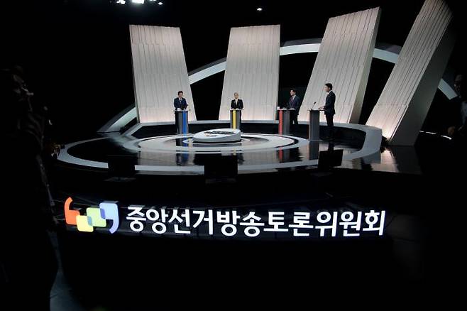 제21대 대통령 선거에 나선 이재명 더불어민주당 후보, 권영국 민주노동당 후보, 김문수 국민의힘 후보, 이준석 개혁신당 후보(왼쪽부터)가 27일 서울 상암동 MBC 스튜디오에서 정치·외교 분야를 주제로 마지막 TV토론을 벌이고 있다. 국회사진기자단