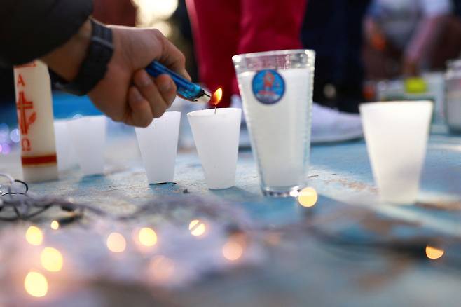 지난 3월15일(현지시간)  멕시코 할리스코주에서 발견된 집단 무덤의 희생자들을 추모하는 집회가 시우다드 후아레스에서 열리고 있다. 희생자들은 마약 갱단 간의 충돌에 관련된 것으로 추정됐다. 로이터연합뉴스