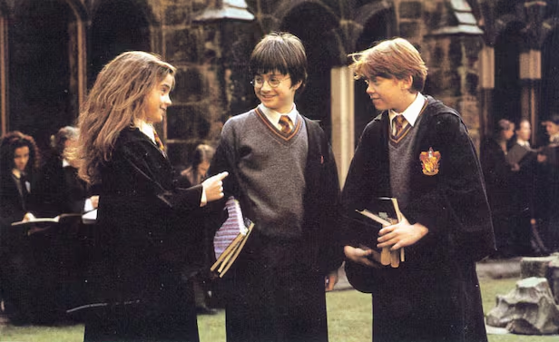 영화 <해리 포터와 마법사의 돌>의 한 장면.  워너브러더스코리아