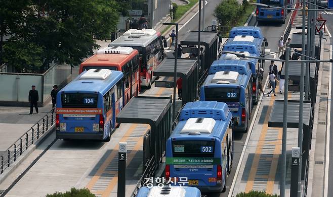 서울 시내버스 노동조합이 예고한 총파업을 하루 앞둔 지난 27일 서울역버스환승센터에서 시내버스가 오가고 있다. 권도현 기자