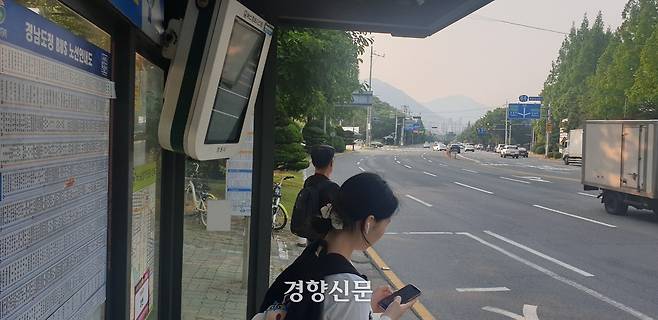 28일 오전 7시쯤 경남 창원 한 시내버스 정거장에서 시민들이 전세버스를 기다리거나 출근길 차편을 스마트폰으로 알아보고 있다. 김정훈 기자