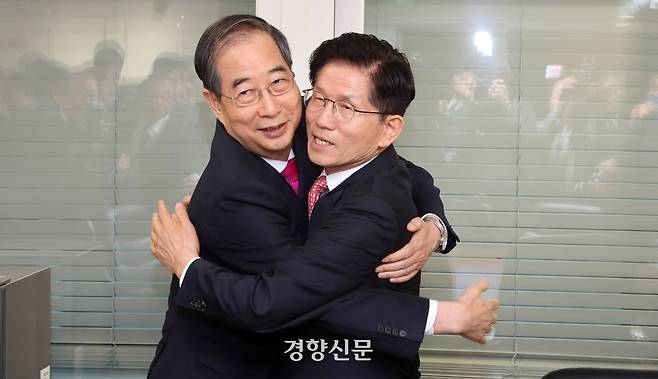 김문수 국민의힘 대선 후보와 한덕수 전 국무총리가 11일 서울 여의도 국민의힘 대선후보 사무실에서 회동에 앞서 포옹하고 있다. 한수빈 기자