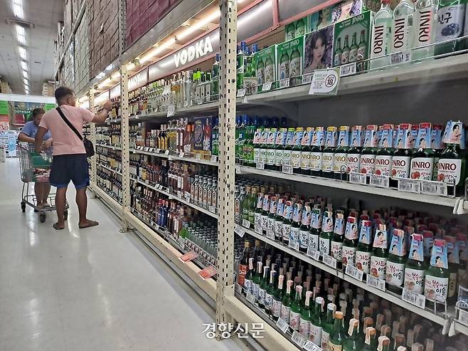 지난 19일 필리핀 수도 마닐라에 위치한 코스트코(Costco) 스타일의 회원제 창고형 할인 매장 S&R에 소주 진로가 가득 진열돼 있다. 정유미 기자