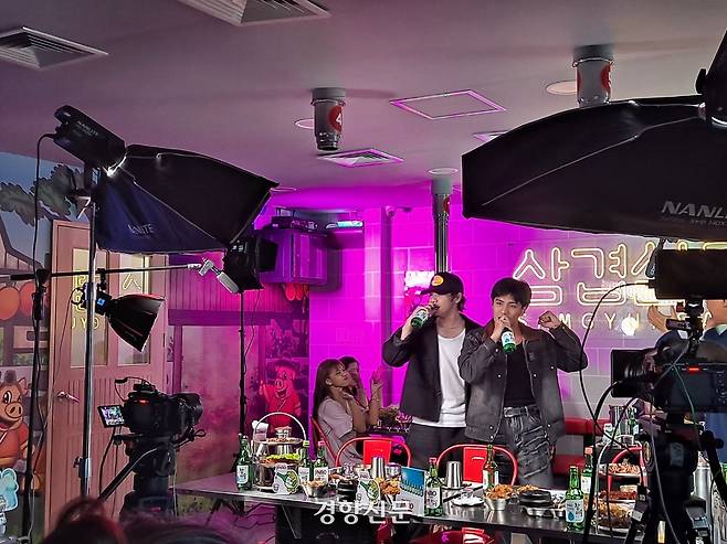 필리핀 아이돌 그룹 ‘GY’가 페이스북 실시간 방송을 통해 팬들과 진로 소주로 소통하고 있다. 정유미 기자