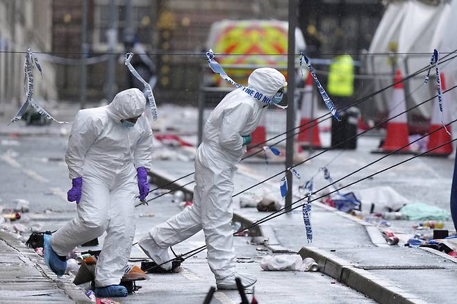 27일(현지시간) 법의학자들이 영국 리버풀에서 53세의 영국 남성이 리버풀의 프리미어 리그 우승을 축하하던 팬들에게 승합차를 몰고 돌진해 65명이 부상당한 현장을 조사하고 있다. AP연합뉴스