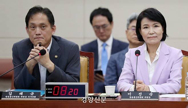 이진숙 방송통신위원장(오른쪽)과 김태규 방송통신위원장 직무대행이  14일 국회 과방위 방송장악 제2차청문회에서 의원질의를 듣고 있다. 2024.08.14 박민규 선임기자