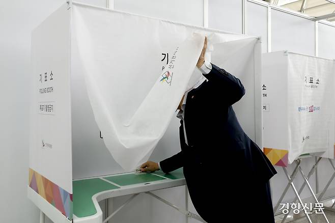 제21대 대통령선거 사전투표일을 하루 앞둔 28일 인천국제공항 1터미널에 설치된 사전투표소에서 김용빈 중앙선관위 사무총장이 모의시험 진행을 살펴보고 있다.  문재원 기자