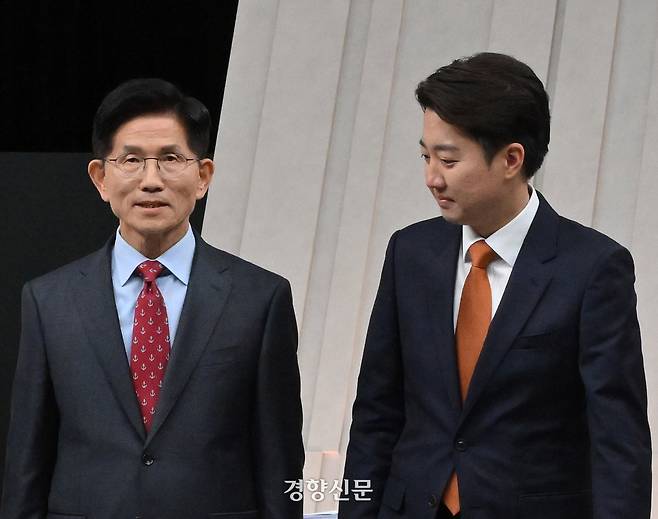 김문수 국민의힘 대선 후보와 이준석 개혁신당 대선 후보가 지난 27일 서울 상암동 MBC 스튜디오에서 열린 마지막 대선 TV토론에서 기념촬영을 하고 있다. 국회사진기자단