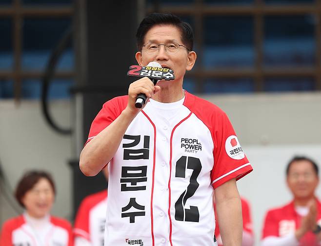 김문수 국민의힘 대선 후보가 28일 경북 영천역 광장에서 유세하고 있다. 연합뉴스