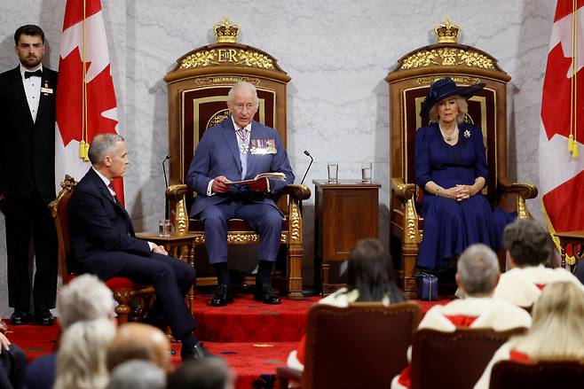 오타와 방문한 찰스 3세 캐나다 등 영연방 국가의 상징적 국가원수인 찰스 3세 영국 국왕이 27일(현지시간) 캐나다 오타와에서 열린 의회 개원식에 참석해 ‘왕좌의 연설’을 하고 있다. 로이터연합뉴스