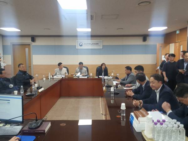 28일 새벽 2시30분 부산지방노동위원회가 부산버스노사 조정안 결렬을 선언하며 부산시의 소극적 태도에 유감을 표명하고 있다. 신심범 기자