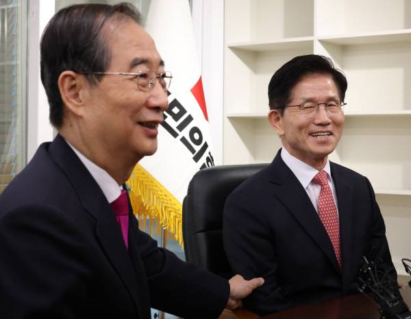 국민의힘 김문수 대선 후보(오른쪽)와 한덕수 전 국무총리가 지난 11일 국민의힘 당사에서 만나 대화하고 있다. 공동취재