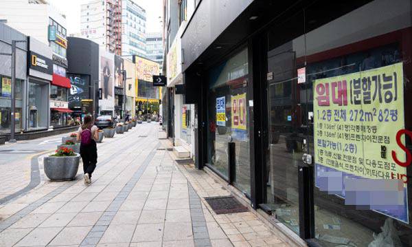 부산의 대표 상권인 중구 광복로 패션거리 건물에 임대 현수막이 걸려 있다. 사진은 기사 내용과 직접적인 관련이 없음. 국제신문 DB