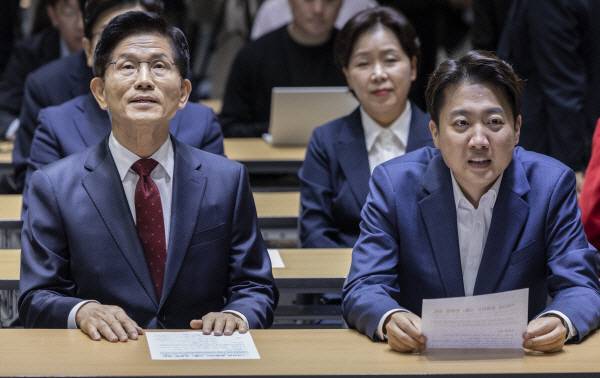 국민의힘 김문수, 개혁신당 이준석 대선 후보가 지난 19일 서울시청에서 열린 ‘약자와 동행하는 서울 토론회’에 참석해 있다. 연합뉴스