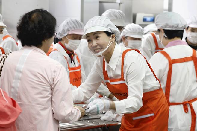 Kim Hye-kyung, wife of liberal Democratic Party presidential candidate Lee Jae-myung, volunteers with senior adults at a local community center in Gwangju on May 16. [NEWS1]