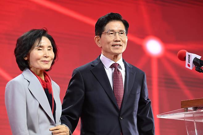 Kim Moon-soo, presidential candidate from the conservative People Power Party, right, is seen with his wife, Seol Nan-young, after winning his party's primary held in Gyeonggi on May 3. [JOINT PRESS CORPS]