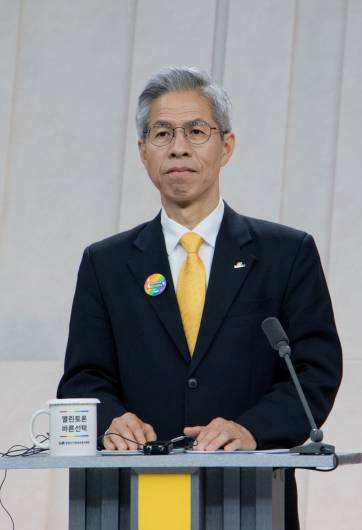 민주노동당 권영국 후보가 27일 정치 분야 TV토론회를 준비하고 있다. 국회사진기자단