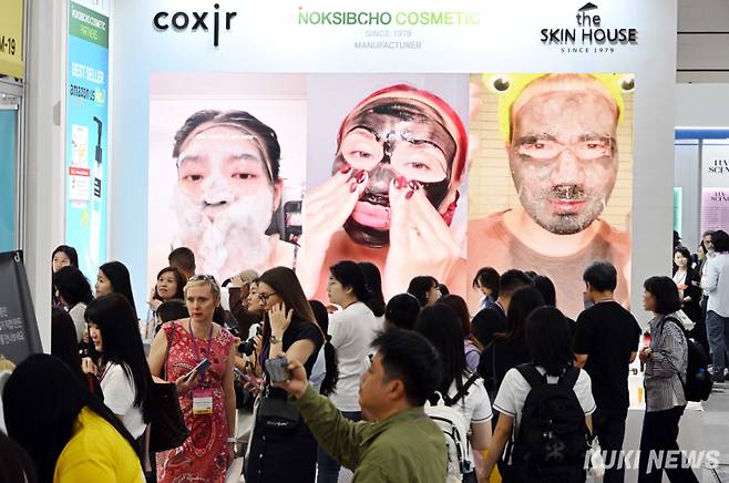 서울 강남구 코엑스에서 28일 열린 2025 서울국제화장품미용산업박람회(코스모뷰티서울)·국제건강산업박람회(헬스앤뷰티위크)를 찾은 내외국인 관람객이 전시 부스를 둘러보며 다양한 뷰티 체험을 하고 있다.&nbsp;