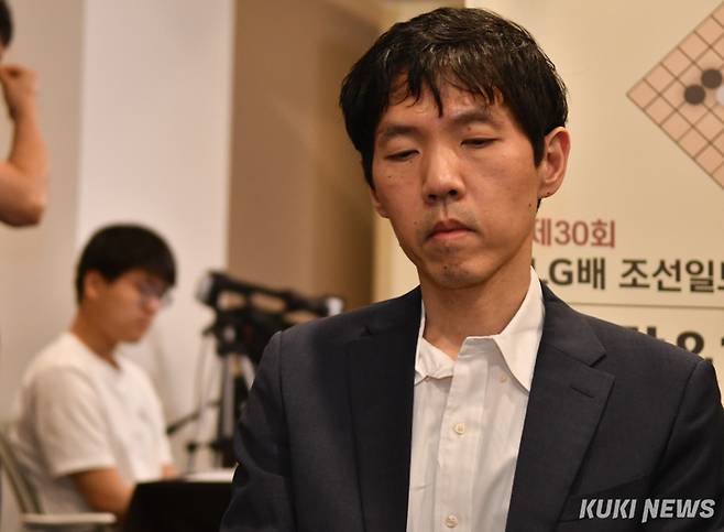 ‘승부’ 실제 주인공 이창호 9단이 지지옥션배 신사팀 선발 출전을 자원했다. 사진은 지난 19일 열린 제30회 LG배 본선 24강전을 펼치고 있는 이 9단. 쿠키뉴스 자료사진