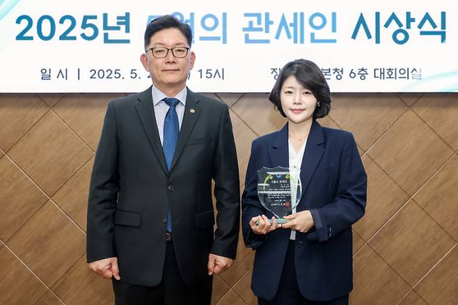 28일 정부대전청사에서 5월 ‘이달의 관세인’에 선정된 청주세관 김지수 주무관(오른쪽)에게 상장을 수요한 고광효 관세청장. 관세청