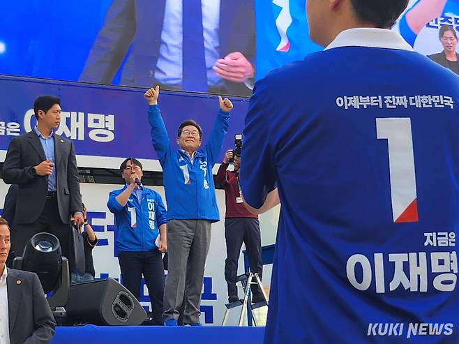 이재명 더불어민주당 대선 후보가 28일 서울 성동구 왕십리역 앞 광장에서 집중 유세를 갖고 시민들에게 인사하고 있다. 권혜진 기자