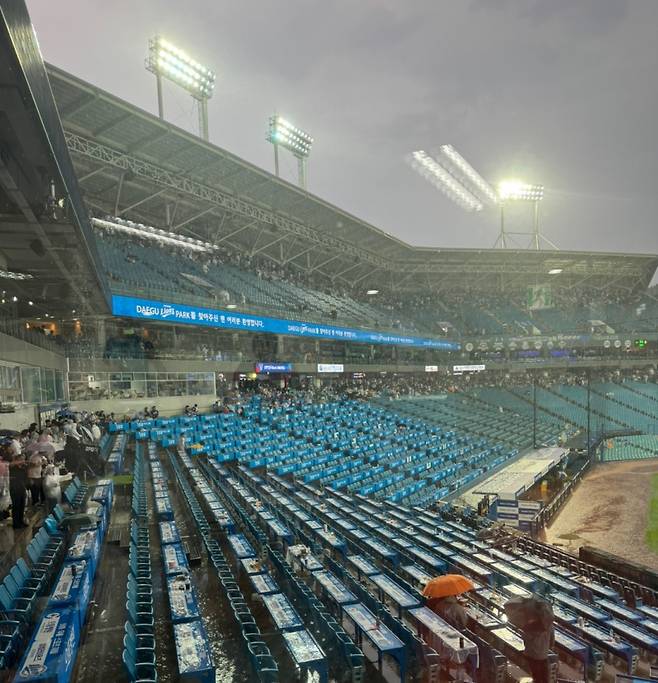 28일 오후 우박을 동반한 갑작스러운 소낙비에 대구 삼성라이온즈파크에서 비를 피하려는 관중이 한꺼번에 몰리면서 60대 여성 1명이 다쳤다. 대구소방안전본부 제공