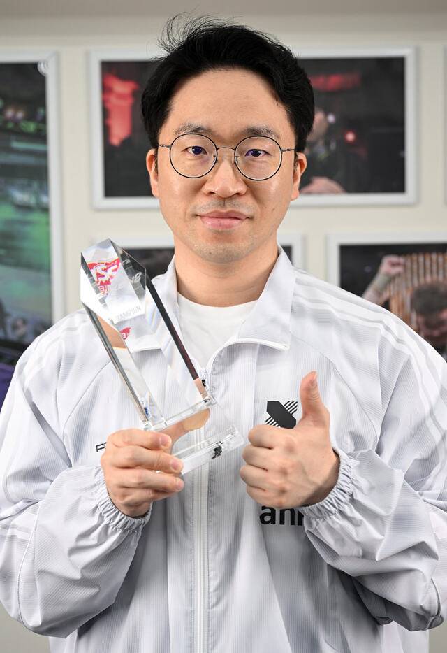우승 트로피를 들고 기뻐하는 배재민 선수. 이한형 기자