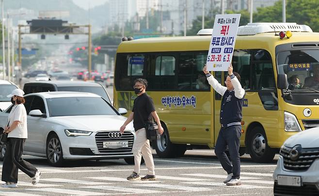 김영록 전라남도지사 ‘제21대 대통령선거’ 투표 참여 1인 캠페인 펼쳐. 전남도 제공