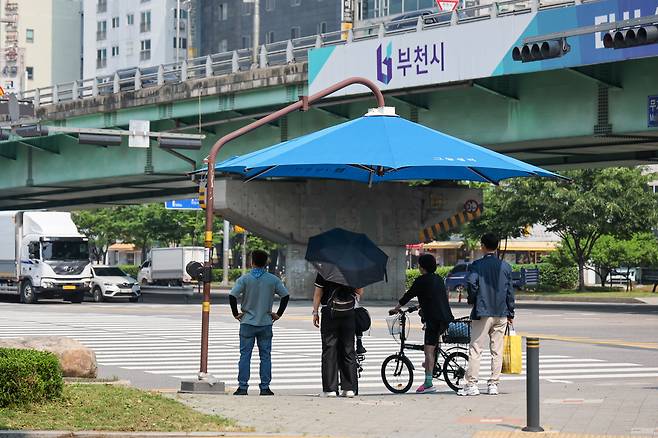 경기 부천시 원미구 길주로 인근에 설치된 그늘막에서 시민들이 더위를 피하고 있다. 부천시 제공