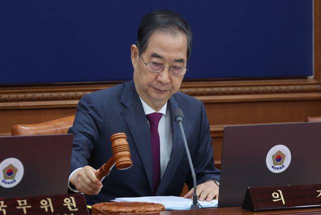 한덕수 대통령 권한대행이 14일 정부서울청사에서 열린 국무회의에서 의사봉을 두드리고 있다. 그는 미국발 통상 분쟁과 관련, “저에게 부여된 마지막 소명을 다하겠다”고 말했다. 김지훈 기자