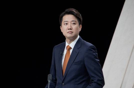 개혁신당 이준석 후보가 27일 서울 마포구 상암동 MBC 스튜디오에서 열린 정치 분야 TV토론회를 준비하고 있다. 연합뉴스