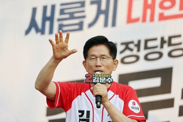 국민의힘 김문수 대선 후보가 26일 서울 도봉구 방학사거리에서 집중유세를 하고 있다. 연합뉴스